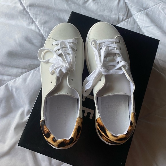 Able sneakers with animal print heel. - Picture 4 of 4